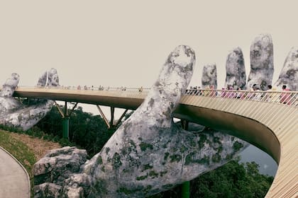 Golden Bridge, un puente sostenido por un par de manos gigantes en Vietnam