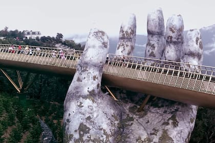 Golden Bridge, un puente sostenido por un par de manos gigantes en Vietnam