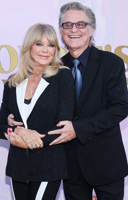 Goldie Hawn y Kurt Russell, muy acaramelados durante la celebración del aniversario número 20 de la Fundación Goldie Hawn y la gala MindUP. Hace poco, la actriz explicó el secreto del éxito de su relación de más de 40 años con el eterno galán. "Hay que tener buen sexo. Porque el sexo es algo que te conecta y crea más pertenencia. Las personas que tienen relaciones sexuales sanas suelen durar mucho más. No es sólo por el acto, sino por el calor y la intimidad que crea", le contó a E!