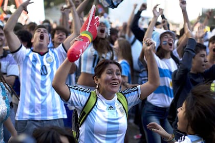 Goles son amores. La hinchada celebra el gol con el que la selección argentina venció a Suiza en el Mundial pasado, en la ciudad de San Pablo, Brasil