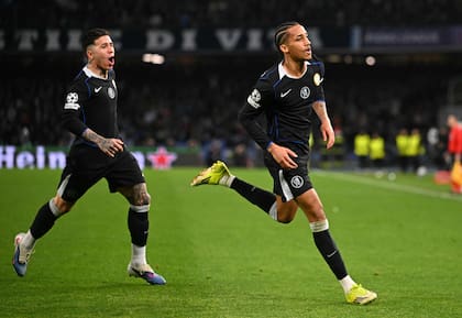 Goles sudamericanos: Joao Pedro, autor de los dos últimos goles de Chelsea, encabeza el festejo con Enzo Fernández detrás; el argentino abrió el marcador en la victoria 3 a 2 sobre Napoli