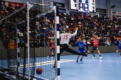 Goles y todo tipo de destrezas en un partido de la elite del handball