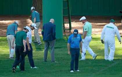 La desesperación del Bombardero Bryson DeChambeau buscando una pelota: terminó en triple bogey