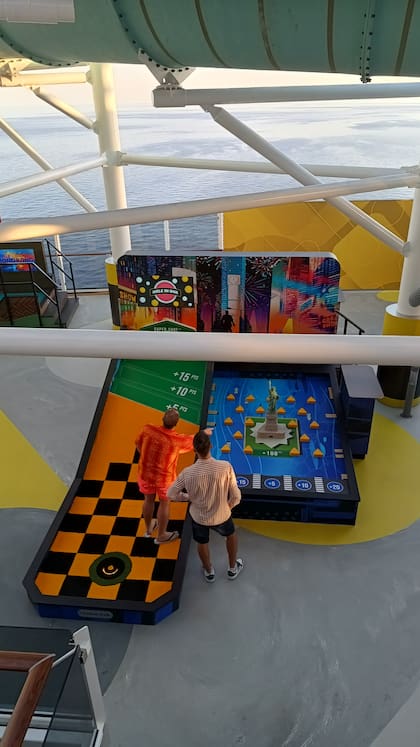 Golf virtual, cancha de pickleball, un tobogán vertical, cancha de básquet y juegos para chicos, las propuestas de entretenimiento a bordo