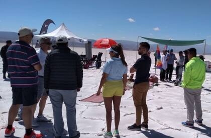 Golfistas de diferentes partes del país fueron a probar sus tiros sobre la superficie de sal