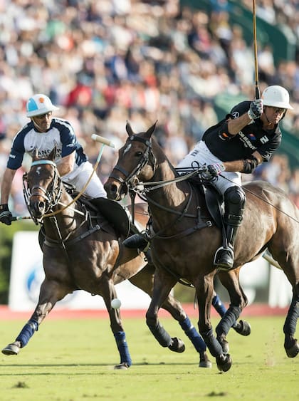 Golpe de cogote de Adolfo Cambiaso ante Gonzalo Pieres (h.); La Dolfina y Ellerstina definirán el Argentino Abierto entre sí luego de dos años.