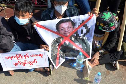 Muchos de los manifestantes son jóvenes que protestan en contra de los militares