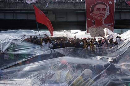 Manifestaciones en Rangún, en defensa de Aung San Suu Kyi, la líder de Myanmar depuesta tras el golpe