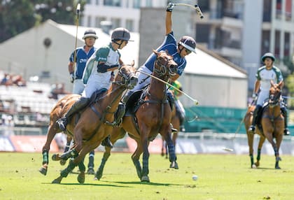 Golpea Mariano "Peke" González, de La Dolfina II, ante La Hache Cría y Polo en el Argentino; "me parece un poquito bravo para los que vienen de la clasificación. Nosotros entramos a Palermo sin puntos", argumentó.