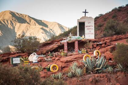 Gomas pintadas, cruces y velas en un altar en la Cuesta de Miranda, La Rioja.
