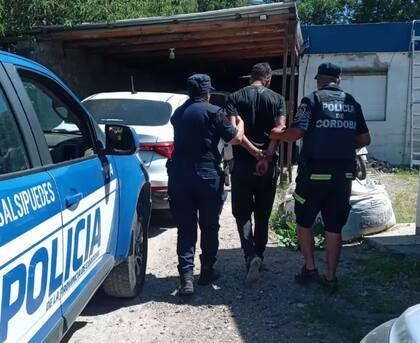 Gómez acuchilló a la joven en presencia del hijo de ella de cuatro años.