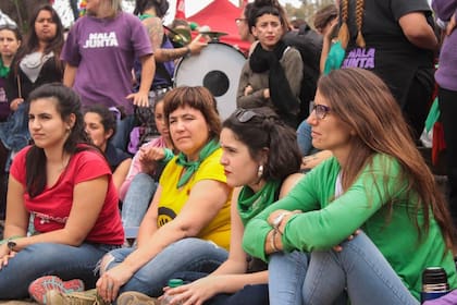 Gómez Alcorta junto a Ofelia Fernández