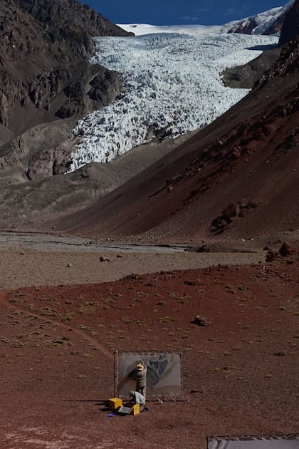 Gómez Centurión, pintor au plein air, trabajando en el Glaciar Italia, 4500 msnm, en uno de sus incontables viajes por la Cordillera.