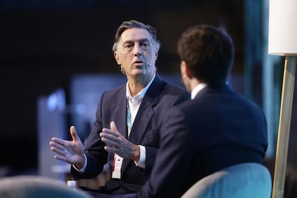 Gómez Minujín dialoga con el economista Santiago Bulat, de Invecq, en Expo EFI