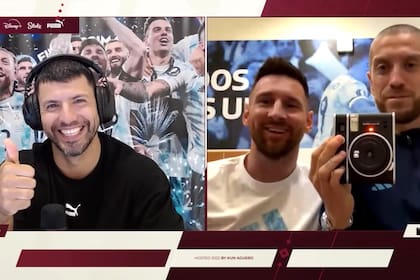 Gómez saca una instantánea con una cámara "Instax Mini 40", en un antiguo Twitch de Kun Agüero, con Messi a su lado