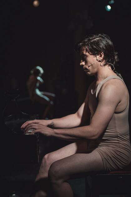 Gómez tiene 31 años, no escucha de un oído y, sin embargo, tiene gran musicalidad; dice que de chico era gordo. "El trabajo de exteriorizar información sobre mi vida, que está siendo pública, fue muy enriquecedor, porque también me da a mí una verdad diferente sobre mi propia historia”