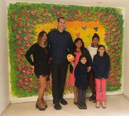 Gómez y Pereira se casaron hace cuatro años; en la foto posan junto a las tres hijas menores de Pereira y su nieta mayor