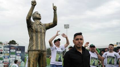 Gomito Gómez y su estatua en Nueva Chicago