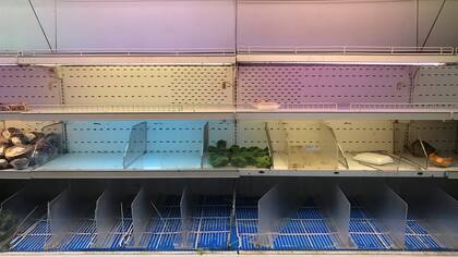 Muy pocos alimentos se exhiben en las góndolas de un supermercado de Caracas