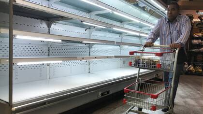Góndolas vacías en un supermercado de Caracas