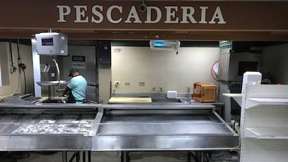 Casi no hay mercadería en una pescadería de un supermercado de Caracas