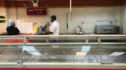 No hay mercadería ni clientes en una carnicería de un supermercado de Caracas