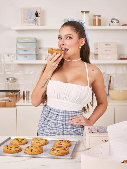Gonet comenzó en las redes con videos de reseñas gastronómicas; en 2025 sacó su caja de cookies en una colaboración con un conocido local (Foto: Instagram @sofiagonet)