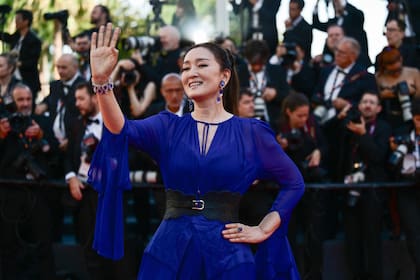 Gong Li optó por un outfit monocromático en azul que combinó con joyas al tono
