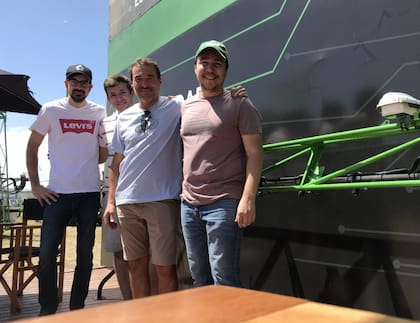 González Bergez junto al equipo mixto de ingenieros y diseñadores de su primer proyecto, una fertilizadora de flujo tangencial