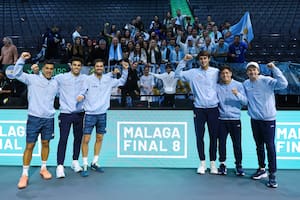 González, Cerúndolo, Molteni, Etcheverry, Báez y Coria, en Manchester, celebrando la clasificación para el Final 8 de la Copa Davis