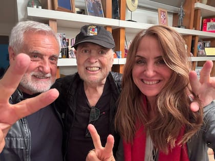 González García, en una imagen reciente con sus amigos José Albistur y Victoria Tolosa Paz