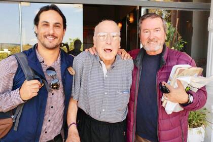 González junto a Fabio Zerpa y el escritor español JJ Benítez, autor de la saga "Caballo de Troya"