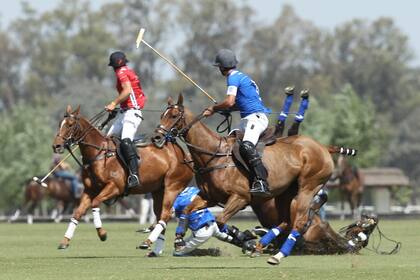 Gonzalito Pieres en el piso: por suerte, sin consecuencias físicas