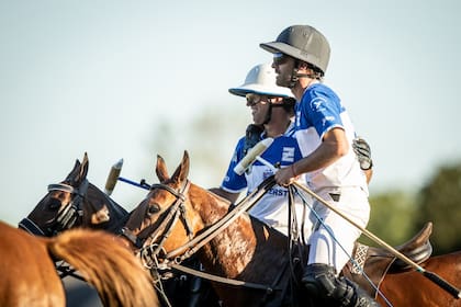 Gonzalito y Facundo Pieres, hermanos prácticamente inseparables tanto en la vida como en el polo; están terceros en la lista de campeones históricos de Tortugas, detrás de Alberto Pedro Heguy y Pablo Mac Donough.