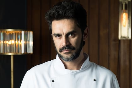 El protagonista de la serie policial "El sabor del encuentro", el actor y escritor Gonzalo Heredia, forma parte del "menú literario" de Oscuro Total