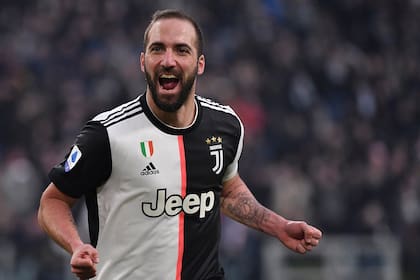 Gonzalo Higuaín pasó de Napoli a Juventus en 2016 en una cifra cercana a los 90 millones de euros