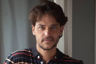 Gonzalo Alfonsín, el juglar que recorrió América y lo cuenta en un unipersonal