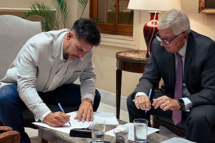 Gonzalo Atanasof, que conduce la Lotería bonaerense, y Juan Villar Urquiza, presidente del Jockey Club, firmaron en enero pasado un convenio para modernizar el sistema de captación de apuestas.