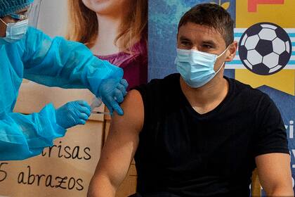 Gonzalo Bergessio, delantero argentino de Nacional de Montevideo, recibió hoy la vacuna Sinovac en el estadio Centenario, de la capital uruguaya.