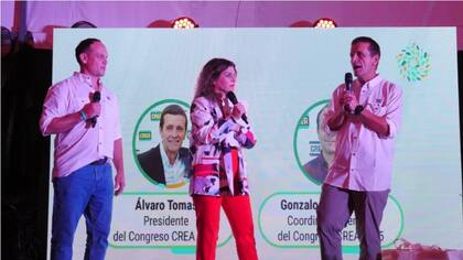 Gonzalo Berhongaray, coordinador general del evento, la comediante Dalia Gutmann y Álvaro Tomás, presidente del Congreso CREA 2025