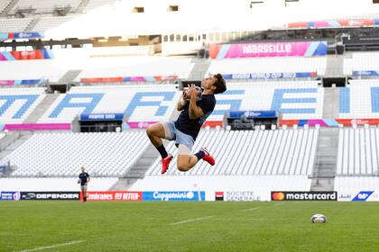 Gonzalo Bertranou atrapa una pelota aérea en el estadio Vélodrome, donde este sábado será el medio-scrum de los Pumas frente a Inglaterra.