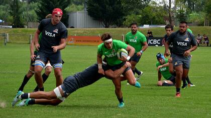 Gonzalo Bertranou, en acción en el entrenamiento de los Jaguares