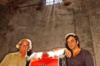 En 2004, Martín Bauer y Diana Theocaridis programaron para el el CETC una propuesta de cruce de lenguajes en las que convivieron una obra del maestro León Ferrari junto con otra propuesta del iluminador Gonzalo Córdova