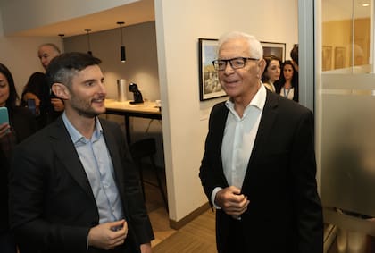 Gonzalo De La Serna, CEO de Consultatio, junto a Eduardo Costantini, fundador de la empresa, en el evento de LA NACION