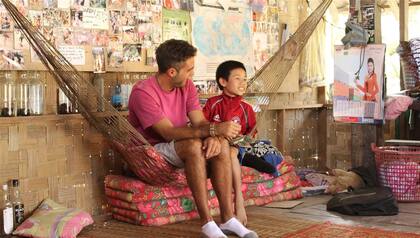 Gonzalo Erize con Saun, el primer chico que rescató, en Laos