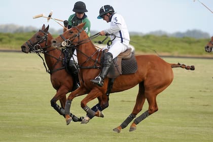 Gonzalo Ferrari y Quico Belaustegui se disputan la bocha