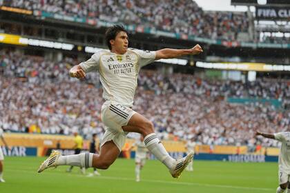 Gonzalo García celebra tras anotar para el Real Madrid ante la Juventus de Turín en los octavos de final del Mundial de Clubes, el martes 1 de julio de 2025, en Miami Gardens, Florida. (AP Foto/Rebecca Blackwell)