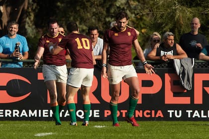 Gonzalo Gutiérrez Taboada felicita a Agustín Gosio, a quien asistió en dos de sus tres tries; el Canario jugó por primera vez en la temporada en el Top 12 y descolló en la victoria de Newman en la cancha de Hindú.