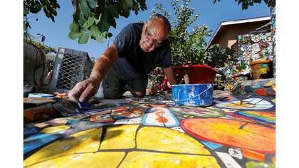 Gonzalo haciendo la vereda de la casa con mosaicos