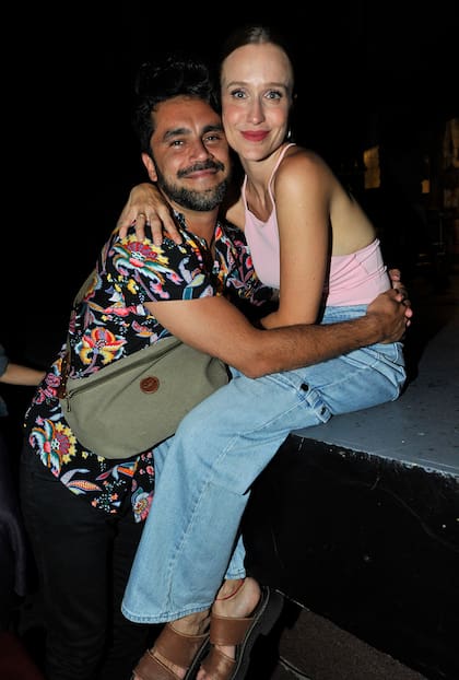 Gonzalo Heredia acompañó a Brenda Gandini en el estreno de la obra Escape Room, en el Multitabaris Comafi